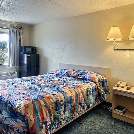 Motel 6 팜베이 외부 사진