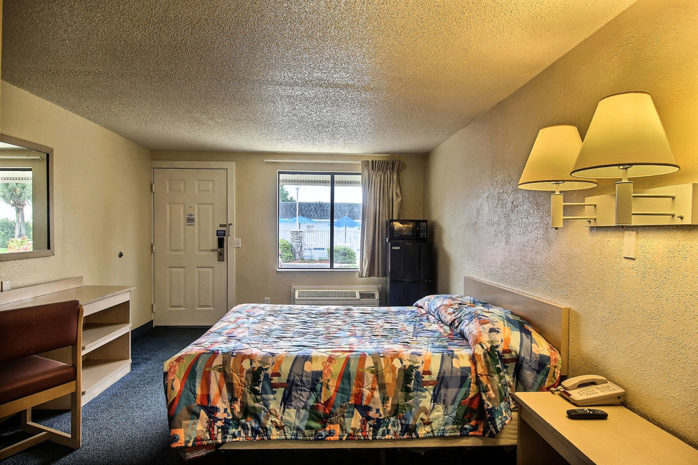 Motel 6 팜베이 외부 사진