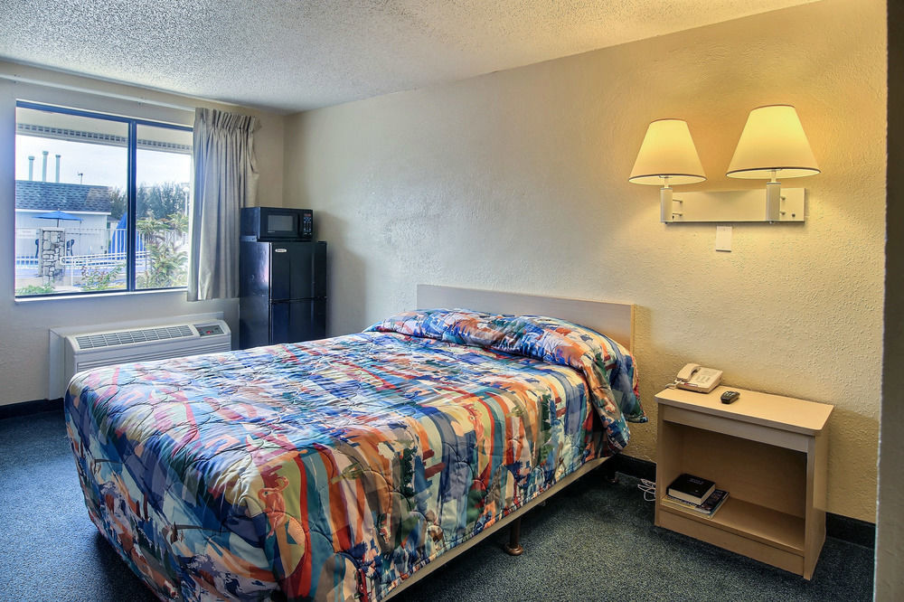 Motel 6 팜베이 외부 사진