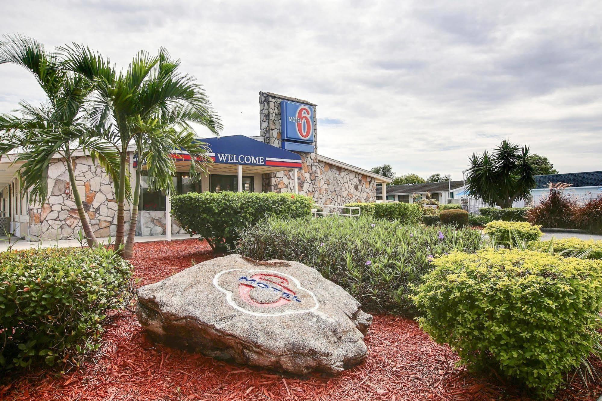 Motel 6 팜베이 외부 사진