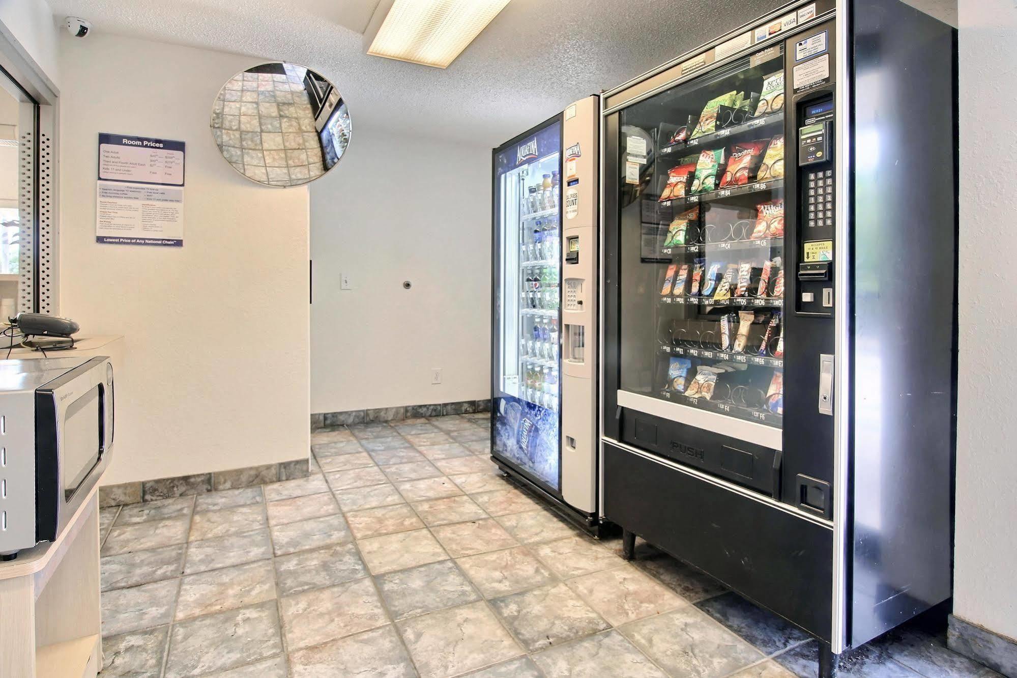 Motel 6 팜베이 외부 사진