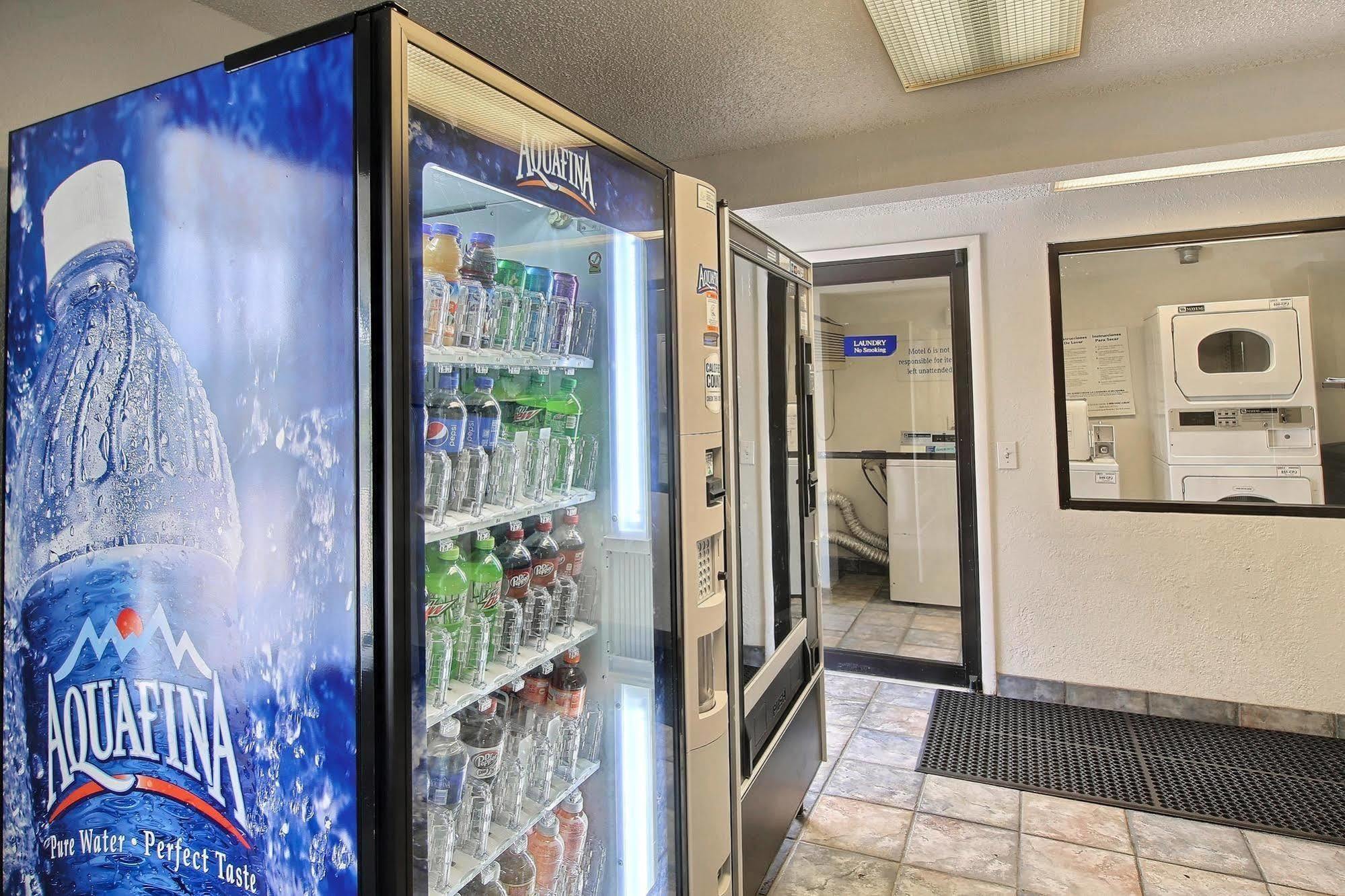 Motel 6 팜베이 외부 사진