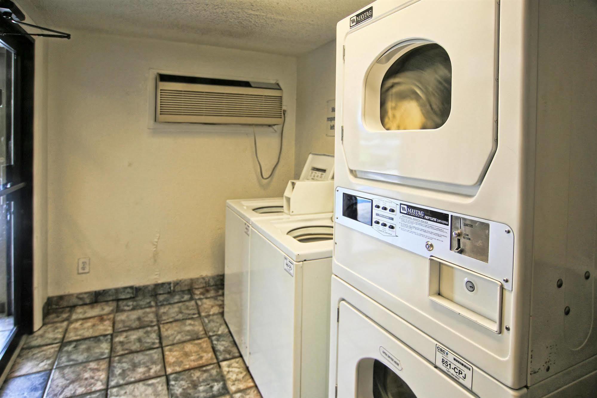 Motel 6 팜베이 외부 사진