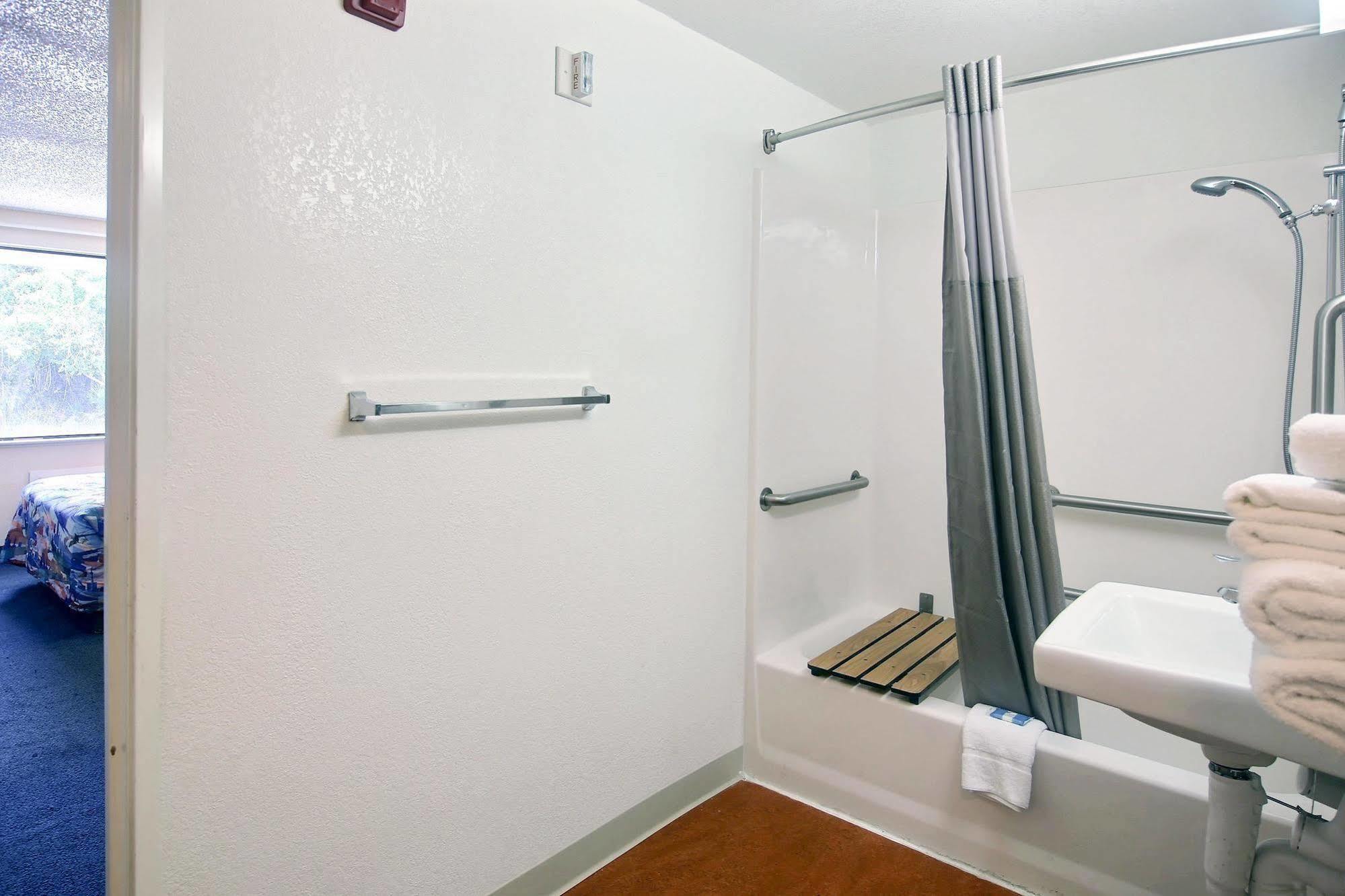 Motel 6 팜베이 외부 사진
