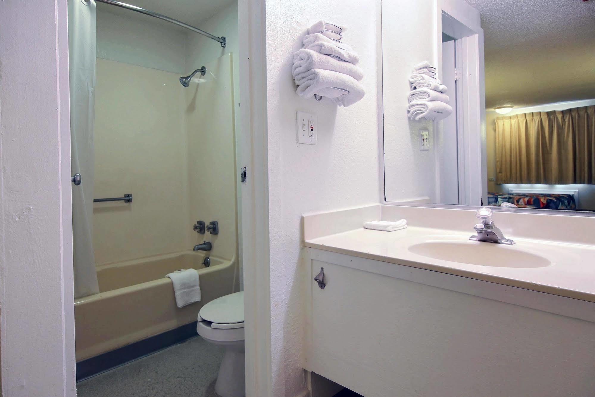 Motel 6 팜베이 외부 사진