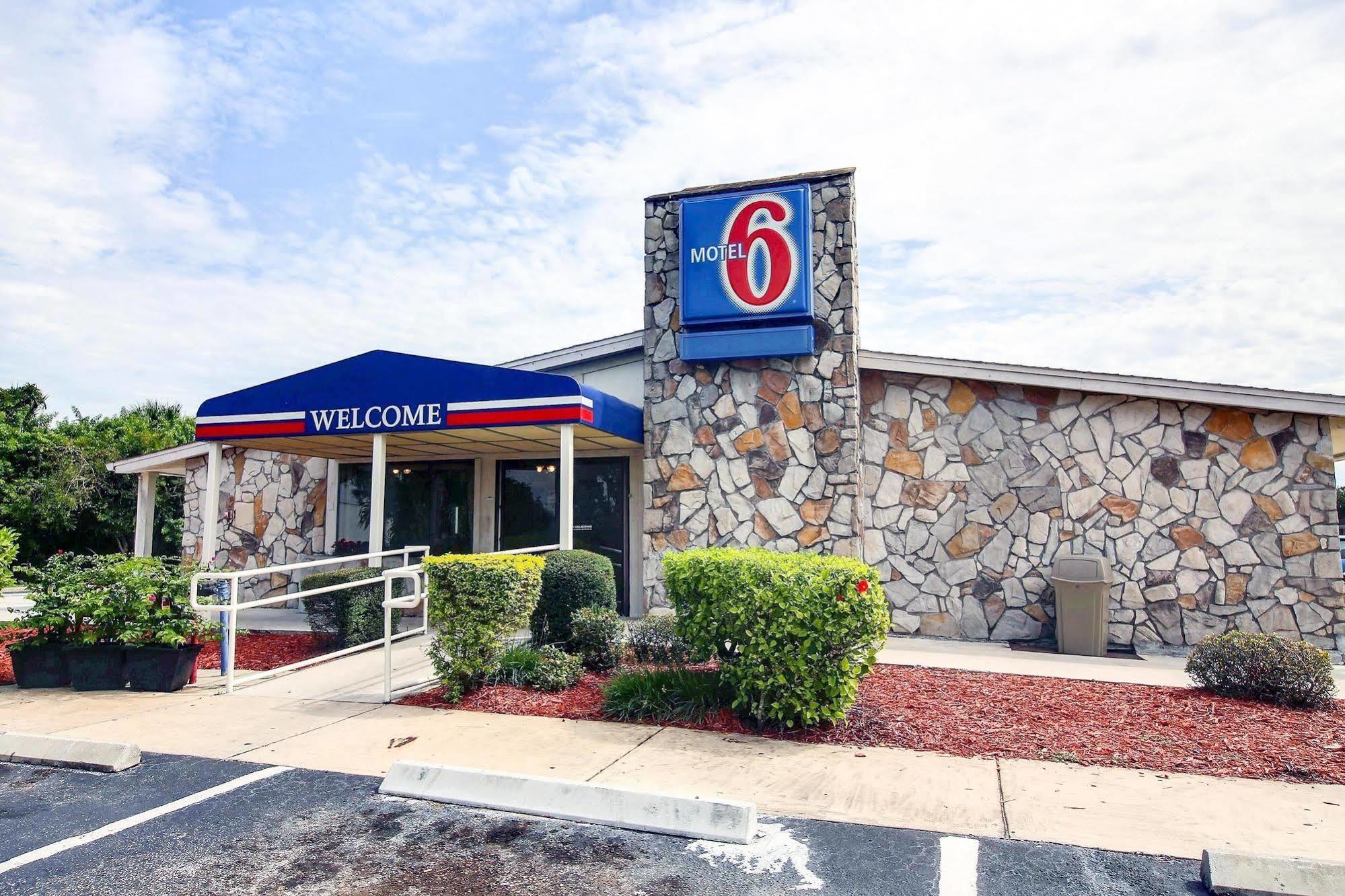 Motel 6 팜베이 외부 사진