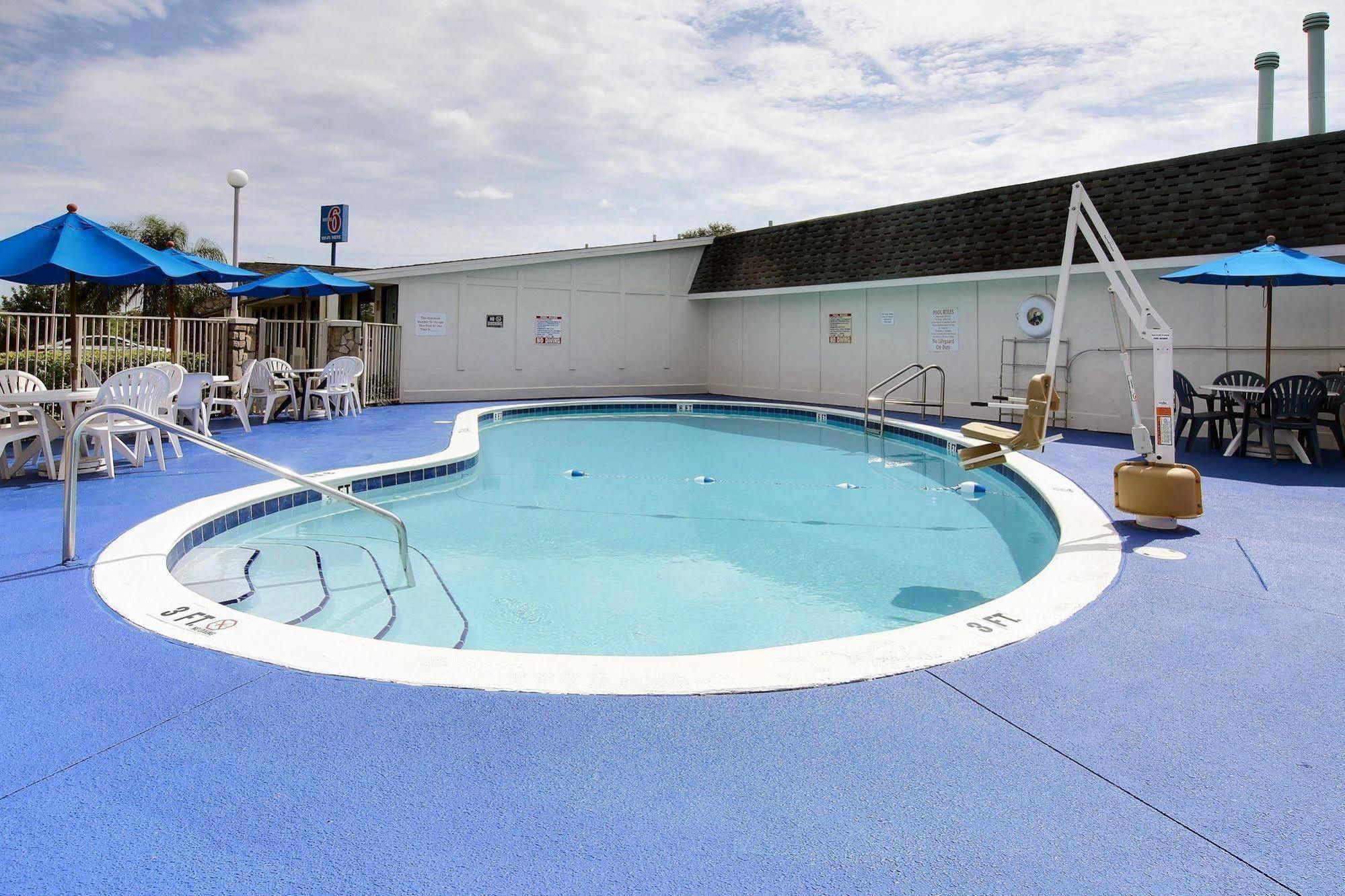 Motel 6 팜베이 외부 사진