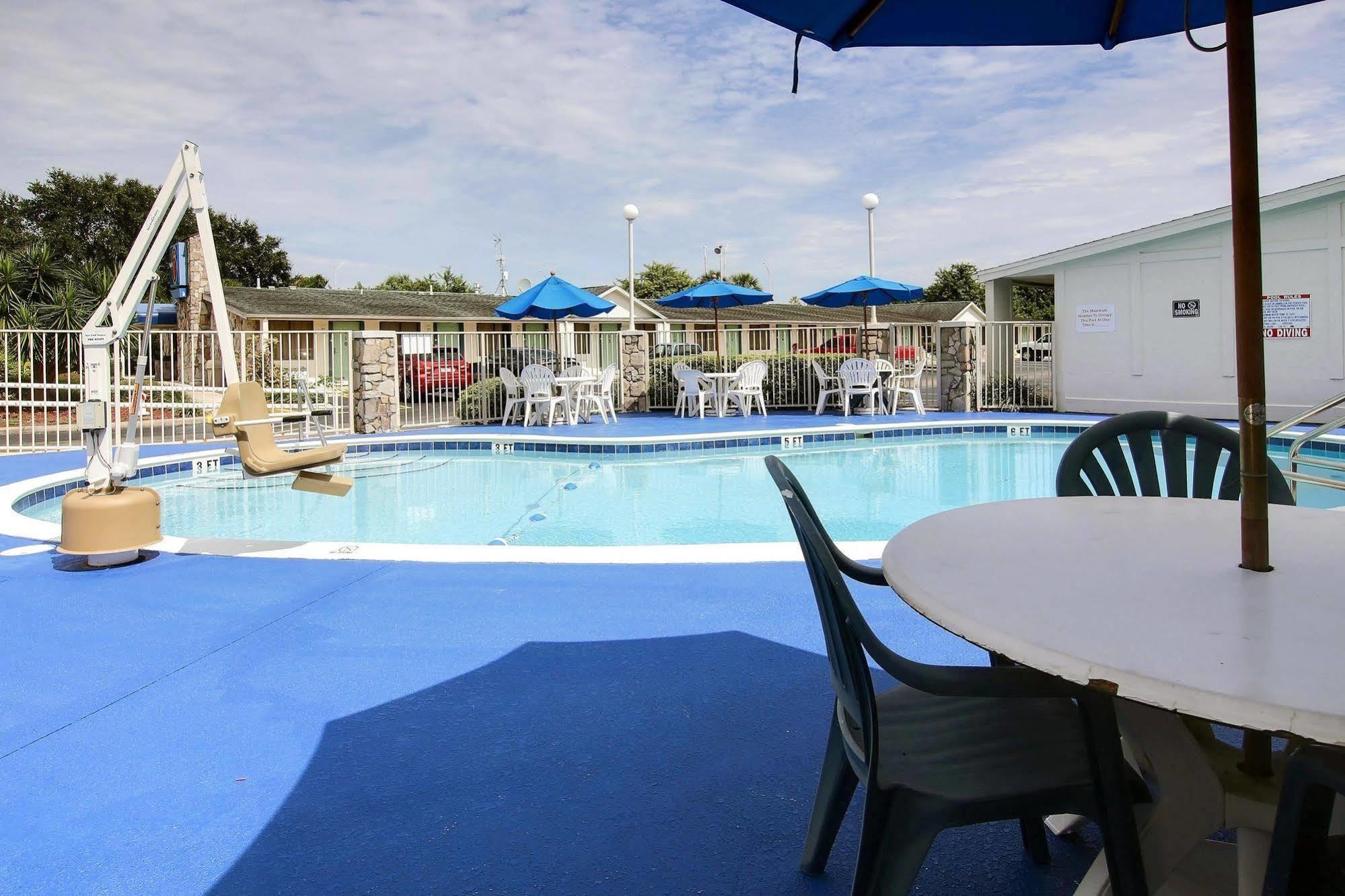 Motel 6 팜베이 외부 사진
